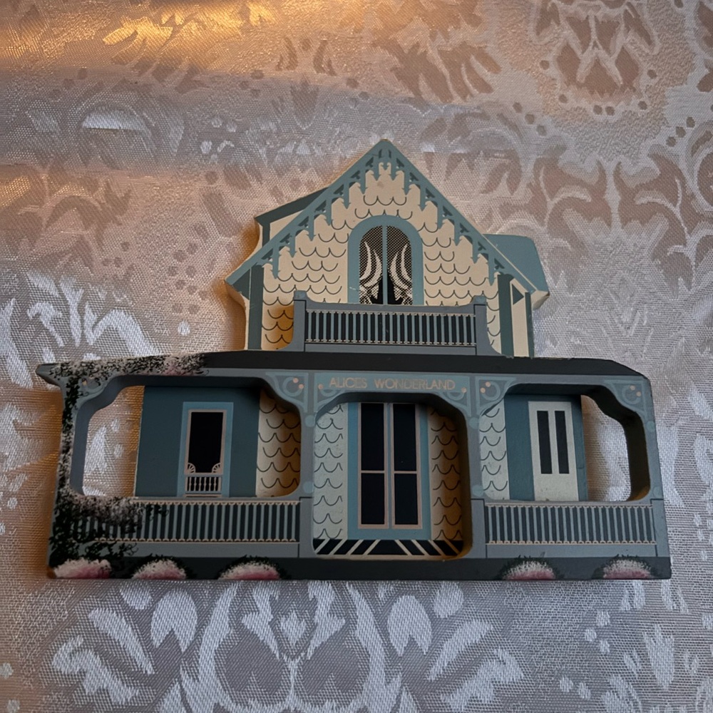 ALICE'S WONDERLAND OAK BLUFFS MASS 1993 Sheila's House Wood Shelf Sitter - Picture 2 of 6